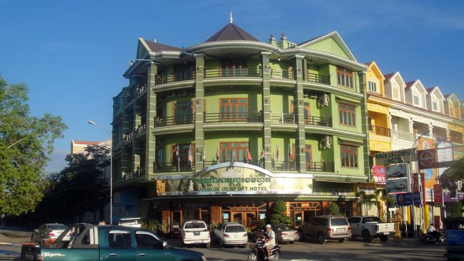 ７０:００ホテル発。真夏のカンボジアでも朝は清々しいです。