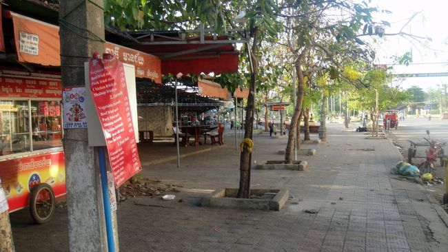 ホテル前の屋台食堂も、朝は綺麗に片付けられてます。<br />では……バスターミナルまで、ブラブラ歩いて行きます。