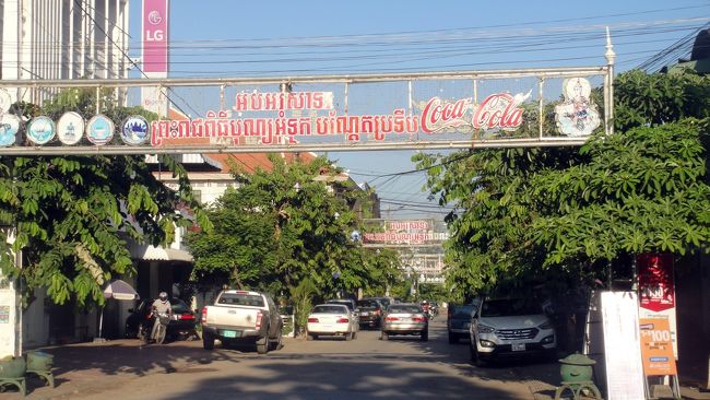 昨夜輝いていた電飾も、朝はメークを落としたように輝きを失ってます。