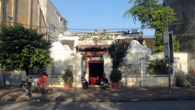 昨日は気づかなかった中華廟。お兄さんが綺麗に掃除してます。