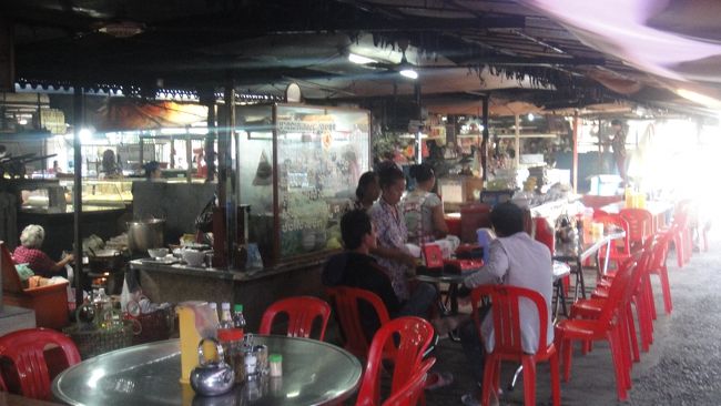 マーケット周辺では朝食屋さんや……