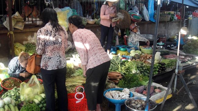 こちらの八百屋さんも……３月なのに日本の夏野菜が揃ってます。カンボジアに冬野菜ってあるのかなぁ。オヤジの素朴な疑問です。