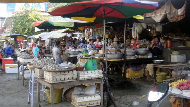 この一角は魚介類の店が集まってます。
