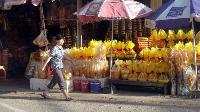 で朝食のため駅に向かわず西方に進んで行きます。<br />ここは壇具店。線香やお供え物を売ってます。