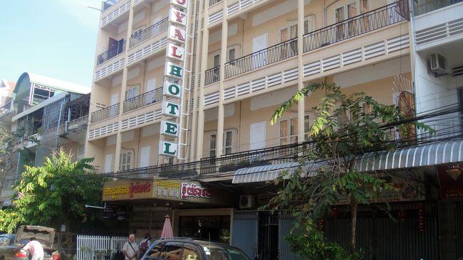 その先で見つけたのがロイヤル・ホテル。ここも欧米人に人気とか。 <br /><br />ちなみにこのホテルの玄関に、キャピトル・ツアーの長距離バスが停車します。地域では特別なホテルなんですね。