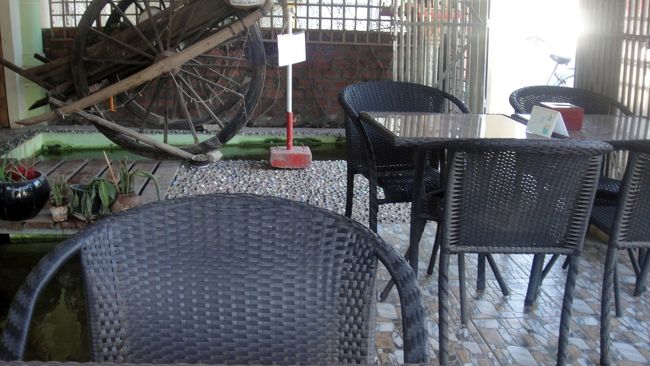 店の入口付近。<br />床のコンクリートにはビー玉が埋め込まれ、小さな池にはカンボジアらしくグッピーが泳いでます。