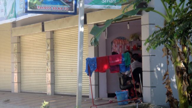 美容院発見。クーラーもない所で大変そうです。