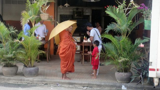 こちらは托鉢のお坊さん。<br />小さな男の子も手を合わせてます。カンボジアの原風景ですね。