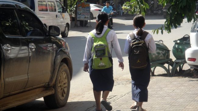 こちらは女子高校生の通学風景。<br />日本人は暑いと肌を出しますが、暑い国では肌を隠します。