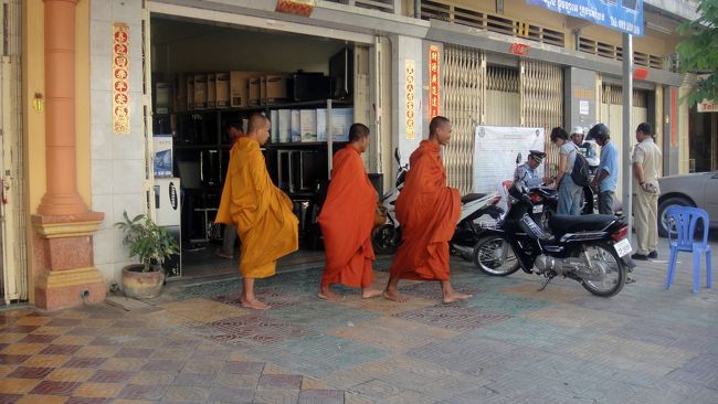 あれ先程のお坊さんが、こちらの家から出で来ました。何かいい事があったのか笑顔が素敵です。
