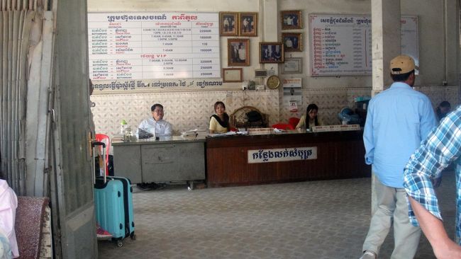 で……０９:３０になったので、シェムリアップに帰るため、キャピトル・ツアーのオフィスに来ました。チケットは昨日購入してあります。出発は０９:４５の予定。
