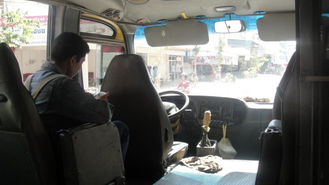 で……時間になってもバスが来ないのでスタッフに聞くと、目の前のワゴン車に乗れとのこと。なので、その場にいた数人とともに乗り込みました。