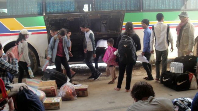 約１５分程走ると、道路沿いの広場に数台の大型バスが駐車しており、ワゴン車がそこで停車しました。どうやらここがキャピトル・ツアーのバスターミナルみたいです。<br /><br />で……係員の案内でシェムリアップ行きのバスに乗り換えました。