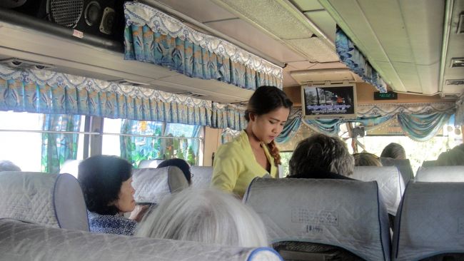 出発前に係員がチケットチェツクをします。