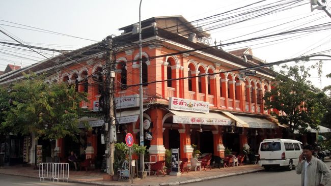 歩くこと１５分。オヤジが宿泊しているViva Hotelに着きました。<br />で……時刻は１４:００。オヤジは暑さと空腹でヘロヘロなので、とりあえずホテル１階のレストランに入店しました。