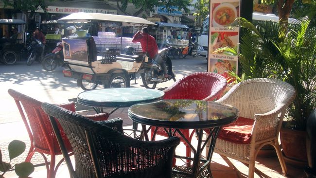 オヤジは開放感のある通り沿いの席を確保しました。