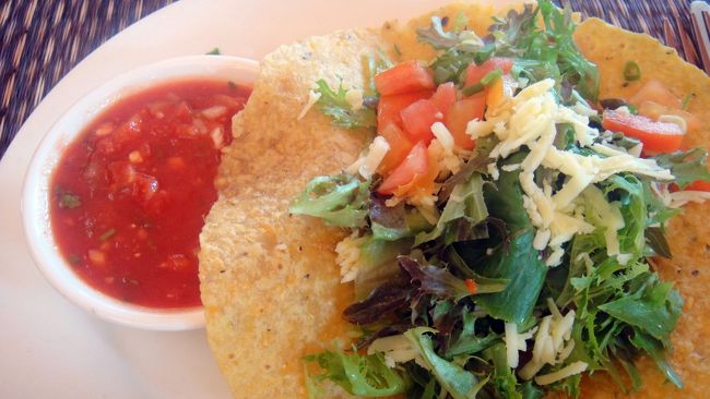 タコスを注文しました。<br /><br />で……オヤジはハードタコ(トルティーヤをU字型に折り曲げ揚げたもの)しか食べたことがないので、このようなタコスの食べ方がよく分かりません。トウモロコシのトルティーヤと野菜を交互に食べるのかなぁ。?野菜をトルティーヤで巻いて食べるのかなぁ。?　とにかく食べにくいです。