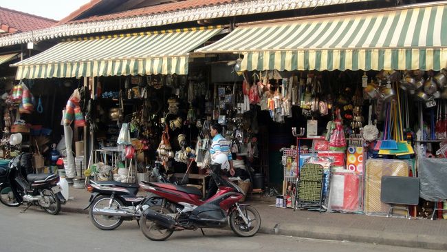 マーケットの道路沿いのお店を見てみます。<br />こちらは金物屋さん。地元密着型店舗で朝７時からオープンしてます。