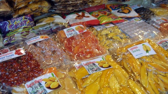 こちらは観光客相手のお土産屋さん。ドライマンゴは３US$です。