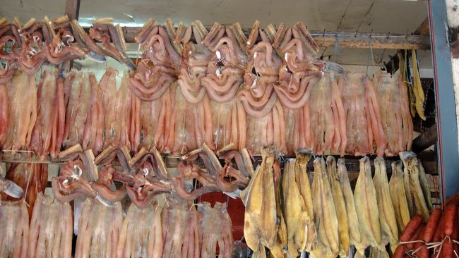 干物やさん。<br />トンレサップ湖で獲れた魚の干物ですが、写真上の干物は形がチョツトね……。