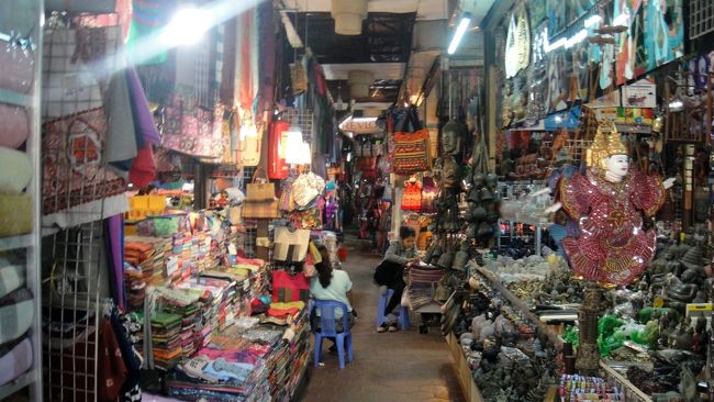 このエリアは観光客相手のお土産屋さん。