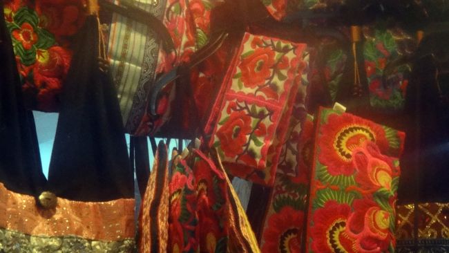 こちらは色鮮やかな民族風バック。