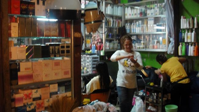 お～美容室もあります。<br /><br />でもね～通行人から丸見えです。鏡の中の自分を見てウットリとはならないでしょうね。