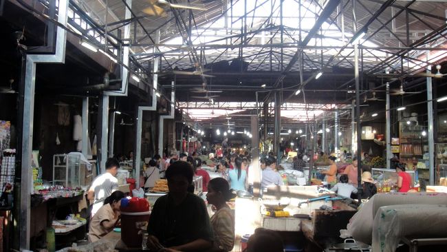 一番賑やかな中心部。天井から太陽光が入るので明るいです。