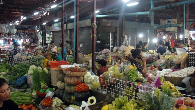 大量の商品が並んでますが、買って行く人は余り見かけません。