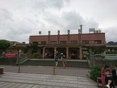 『黄金博物園區』とはお別れ。

バスに乗って九份を通り過ぎて瑞芳まで来ました。