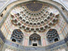 アブドゥールアジス・ハン・メドレセ（Abdul Aziz Khan Medressa、1652年築）の門。

淡いピンクや黄色の装飾が美しい。