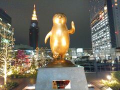 バスタ新宿というか、JR新宿駅2階のすいかペンギンブロンズ像
