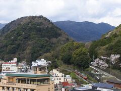 今回の宿は、箱根湯本の湯本富士屋ホテル。およそ、1年と6か月ぶりの宿泊。
7時起床。箱根登山電車の独特の走行音が響く。