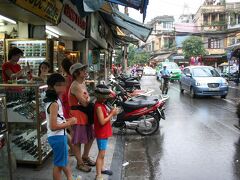 ホテルについて、買い物に出かけたが、また天気が下り坂。
雨脚が強くなったので、軒下で雨宿り。
傘は持ってこなかったもの。

シルク商品を買いにハンガイ通りへ。
親戚と自分にシルクのストールをハドン・シルク（Ｈａ　Ｄｏｎｇ　Ｓｉｌｋ）で購入した。
全部で８本購入したので、５％割引をしてくれたよ。