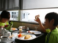 翌朝。
綺麗なレストランで、
優しい笑顔のスタッフの方がサーブしてくれた
綺麗でｗ美味しい朝食に癒される兄弟の図。