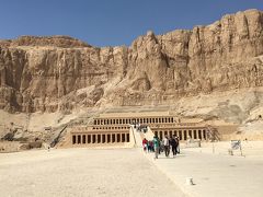 ハトシェプスト女王の葬祭殿です。王家の谷から近いです。

２０年ほど前、ここでテロがあり
６４人の命が奪われました。日本人が１１人含まれています。
日本人は一塊になって亡くなっていたそうです。
日本人は、テロに慣れてないので、動けなかったのではないか
ヨーロッパやアメリカの観光客は葬祭殿の中に隠れたり
葬祭殿から飛び降りたり(７メートルほどある)して
怪我をしながらも助かった人が沢山いた。とあるが

自分がいざその地に立ってみると、
テロに遭遇した場所で随分違ったろうと
手前の広大な広場でテロにやられたら逃げられるわけがない。
運というものがあるんだとつくづく思いました。
でも、一番はテロのない社会になってほしい
こんな素晴らしい文化遺産なのに