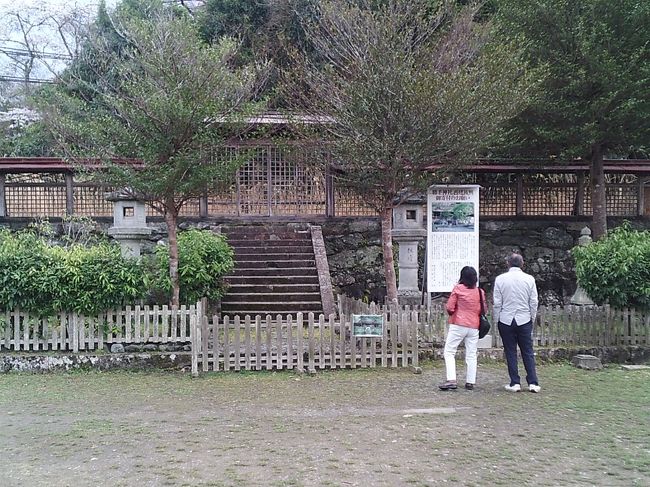 勝手神社<br /><br />戦勝の神として多くの武将の崇敬を集めてきた。しかし、平成十三年九月不審火によって本殿が焼失、現在に至る。