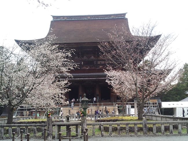 金峯山寺　蔵王堂<br /><br />役行者が約1300年前に創建したとされる修験道の根本道場。本堂の蔵王堂は、古建築では東大寺大仏殿に次ぐ大堂で、堂内には3体の本尊蔵王権現像（秘仏）が安置されている。<br /><br />蔵王権現像は写真ではなく、本物を真近で拝まれることをお薦めします。私が見た中で、一番迫力のある仏像です！
