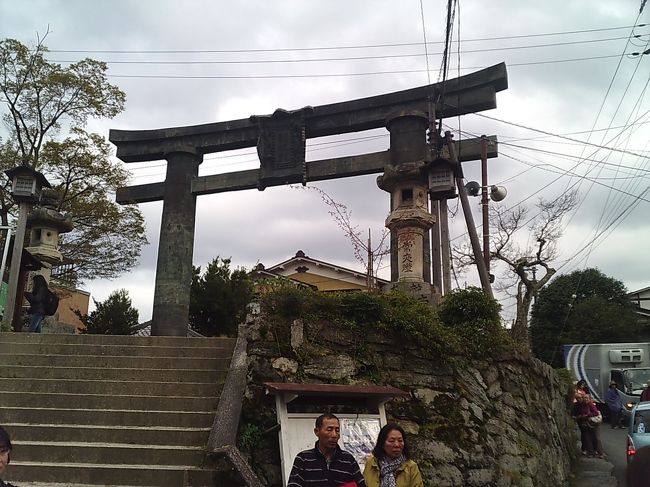 銅鳥居（かねのとりい）<br /><br />日本三鳥居の一つ。銅製の鳥居としては、日本最古のもの。創建年代ははっきり分からないが、室町時代のものとのこと。<br /><br />ちなみに、日本三鳥居の他の二つは、木造の安芸の宮島朱塗りの鳥居と、大阪・四天王寺の石の鳥居とのこと。