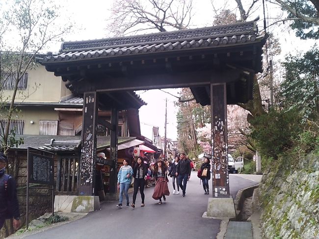 黒門<br /><br />もともと金峯山寺の総門で、昔はたとえ大名や公家といえども、ここからは馬や駕籠から降りて通ったといわれている。