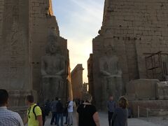 次にルクソール神殿に着いたときは
だいぶんお日様が西に傾いていました。
それがかえって、古代の遺跡を神秘的に見せました。