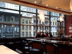 ホテル二階部分を使った、快適な朝食ビュッフェ会場。

しかし、このホテルの名前は長すぎますね。検索しても様々な日本語訳が付いています。

●ホテル名称
Residence Inn by Marriott New York Manhattan/Times Square

●直訳
レジデンス・イン・バイ・マリオット・ニューヨーク・マンハッタン/タイムズスクエア

●Googlemap日本語訳
レジデンス・イン・マリオット ニューヨーク・マンハッタン　

●marriott.co.jpの日本語案内
レジデンス・イン・ニューヨークシティ・マンハッタン/タイムズスクエア

●トリップアドバイザー
レジデンス イン バイ マリオット タイムズスクエア ニューヨーク