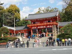 さて、何度も京都に来ているのに初めての八坂神社。土日の祇園だと前に歩くのもやっとですが、平日だと土日に比べてすいています。