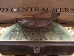 駅と接続したグランドセントラル マーケットは食料品のお店が長く続くマルシェのような商店街です。

Grand Central Market