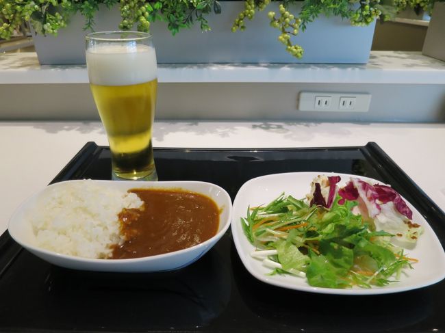 今日の朝食は<br />チキンカレー<br />サラダ<br />ビール（キリン一番搾り）