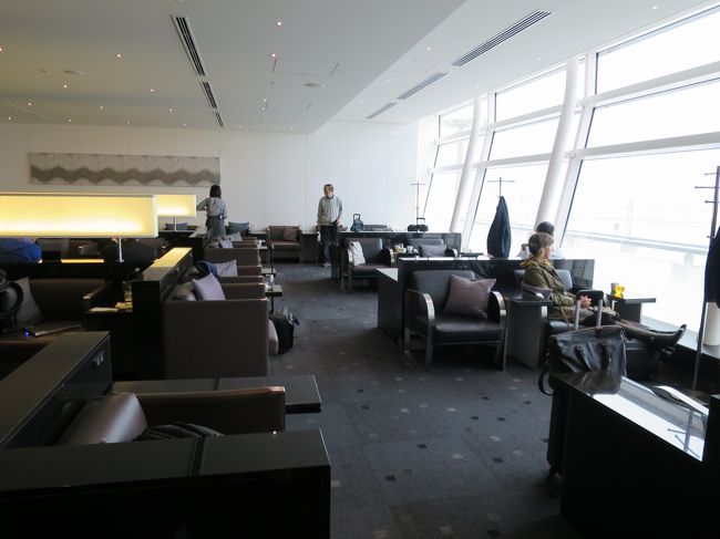 いつも手前は混んでいるので、入って左の奥の右側に来ました。<br />まだ空いてます。