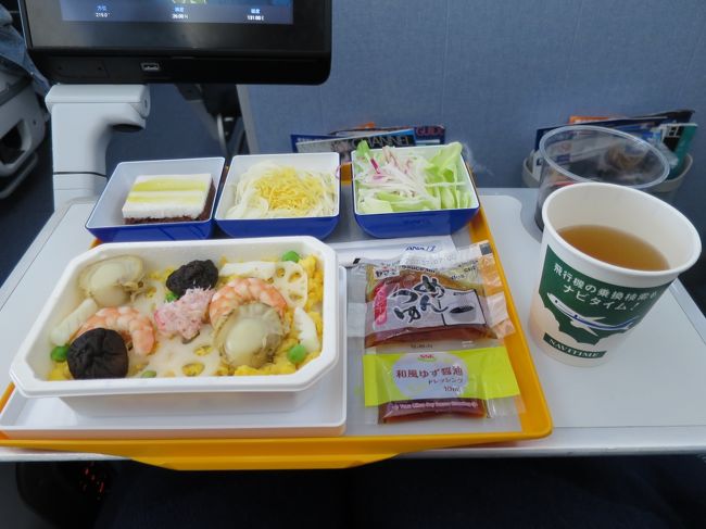 機内食は<br />A 海鮮ちらし丼<br />B チキンの煮込みビーンズソース<br />で、Aを選択しました。<br />日本発の便なので味はGoodです。 
