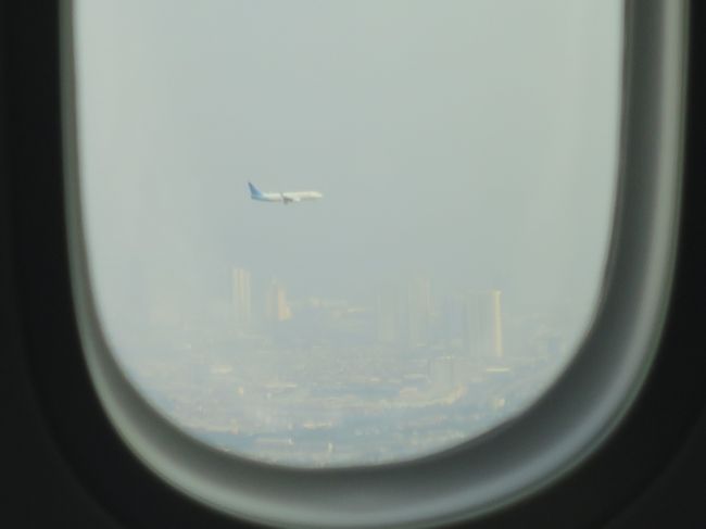 間もなくジャカルタに到着です。<br />ガルーダの飛行機が並行しています。