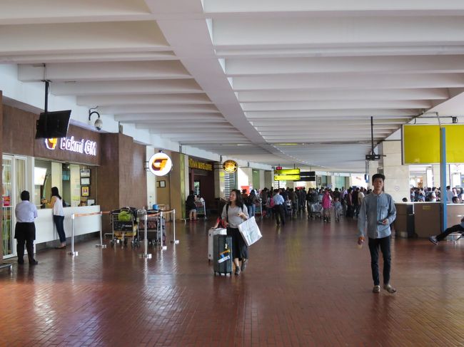 入国審査の職質をパスし外にでました。<br />今回はインドネシアで初めて荷物を「X線」を通さずに通過しました。<br />係員たちは全員スマホに夢中でした。（タイみたい）<br />これから会社のドライバーを探します。