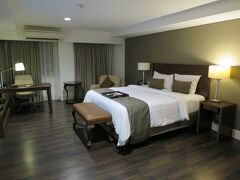 今回の宿はスダナゴルフ場の目の前にあるデロニクスホテルです。
ここに泊まるのは2年ぶり2回目です。
ベットの高さが高いのが特徴です。